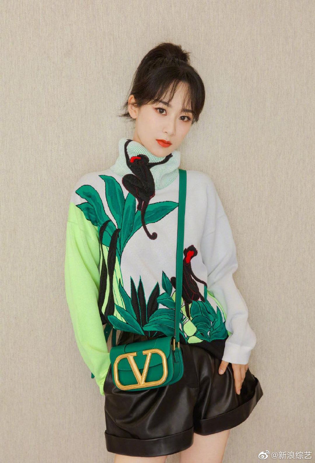 太可爱了！杨紫最新写真照曝光，刺绣毛衣搭皮质短裤超青春！