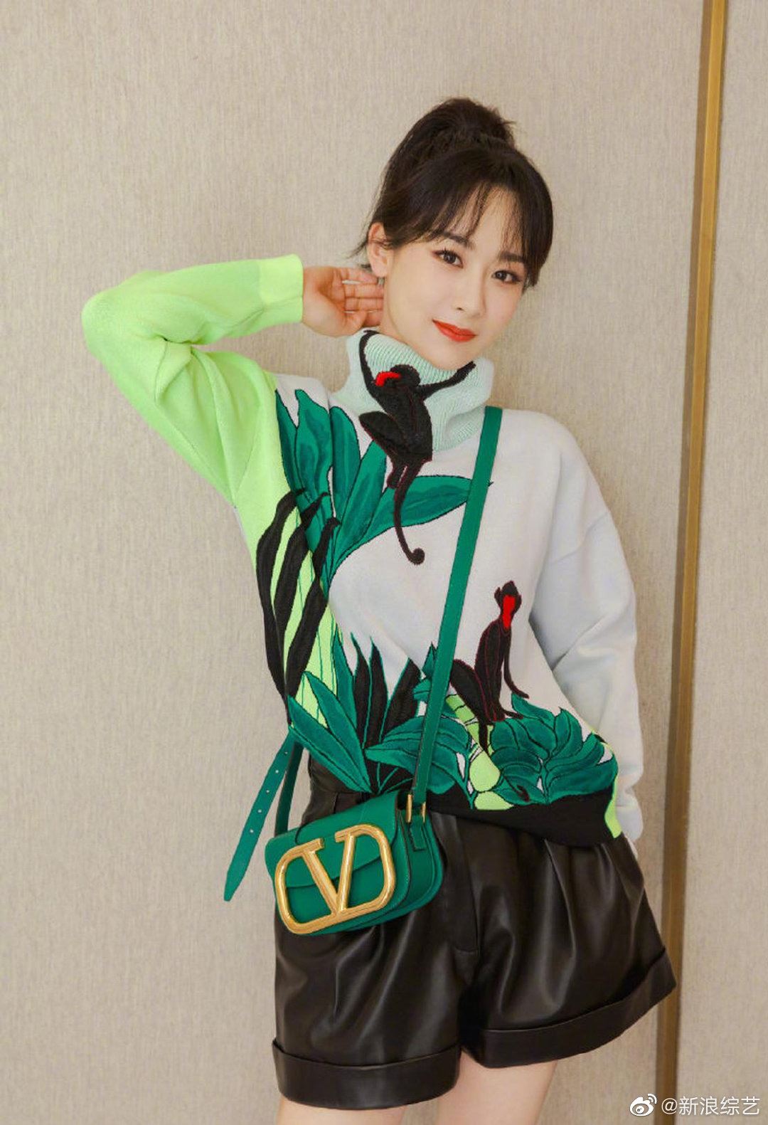 太可爱了！杨紫最新写真照曝光，刺绣毛衣搭皮质短裤超青春！