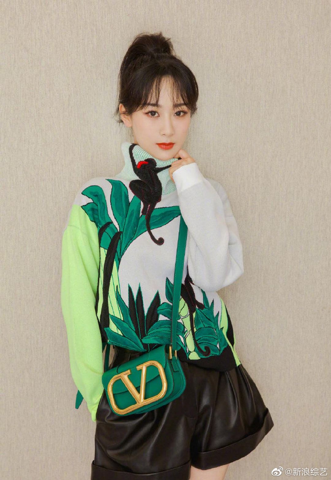 太可爱了！杨紫最新写真照曝光，刺绣毛衣搭皮质短裤超青春！