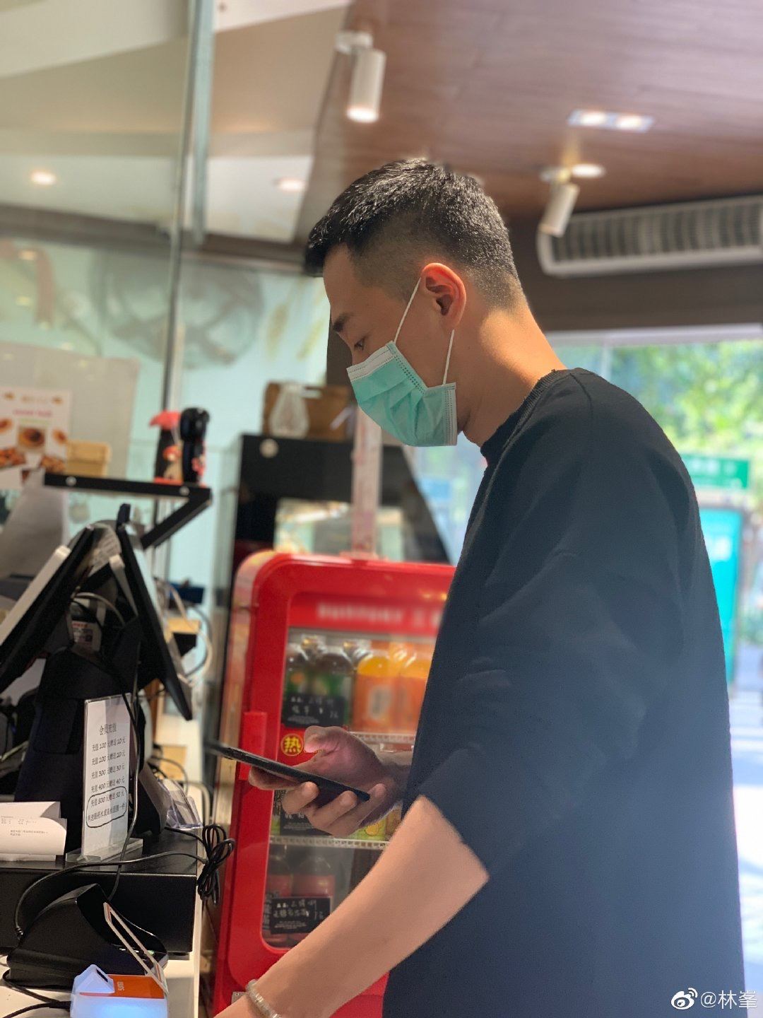 超恩爱！林峯戴口罩郊外野餐，老婆张馨月疯狂拍老公！