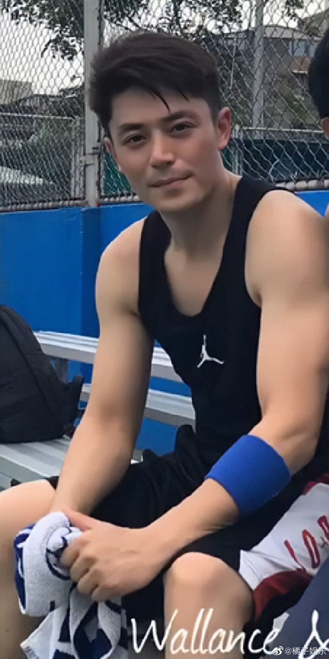 超帅！40岁霍建华与友人打篮球，浑身肌肉帅气十足！