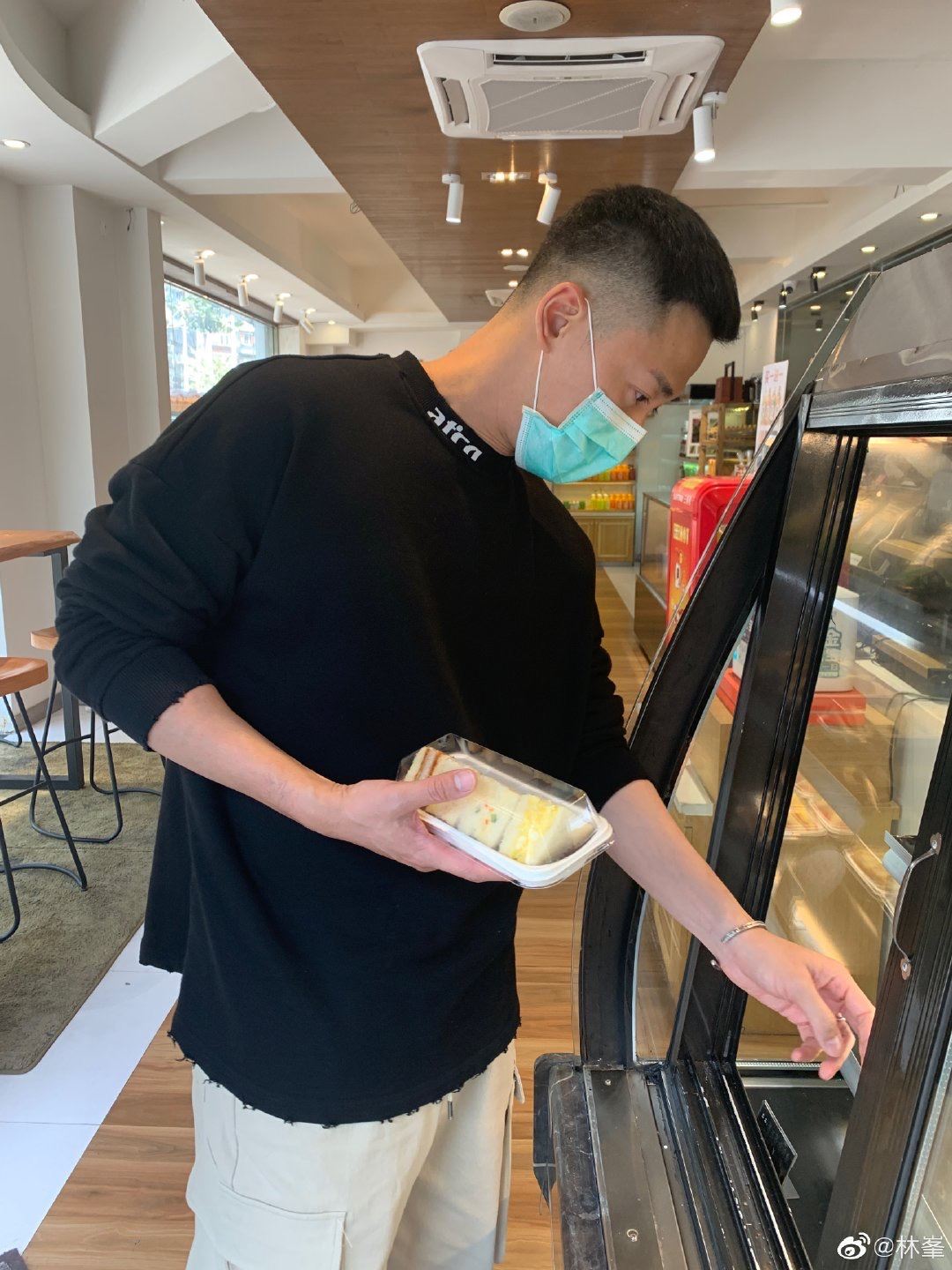 超恩爱！林峯戴口罩郊外野餐，老婆张馨月疯狂拍老公！