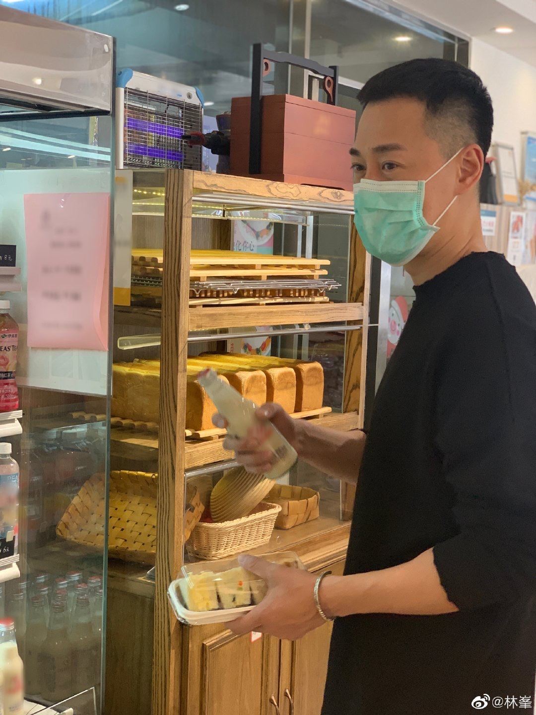 超恩爱！林峯戴口罩郊外野餐，老婆张馨月疯狂拍老公！