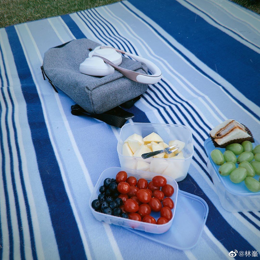 超恩爱！林峯戴口罩郊外野餐，老婆张馨月疯狂拍老公！