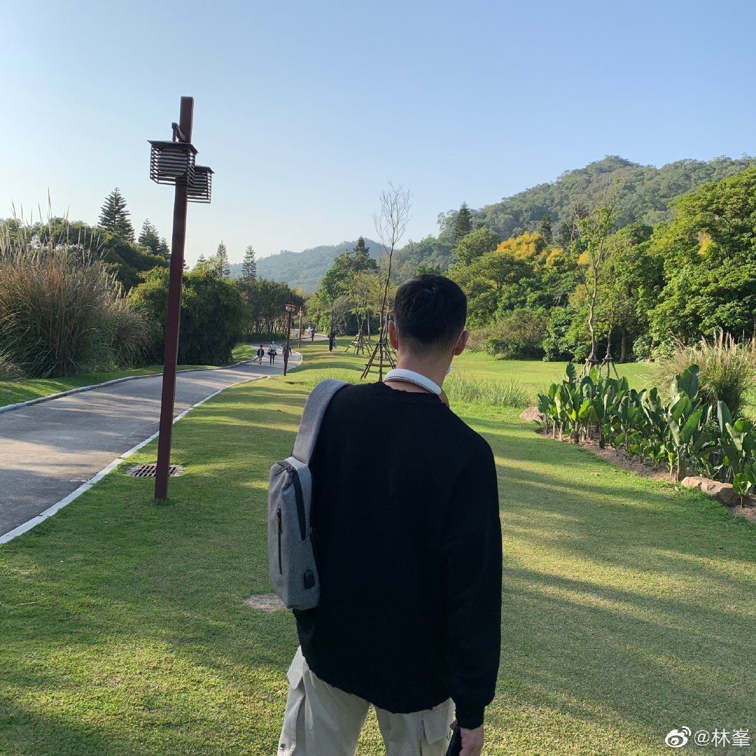 超恩爱！林峯戴口罩郊外野餐，老婆张馨月疯狂拍老公！