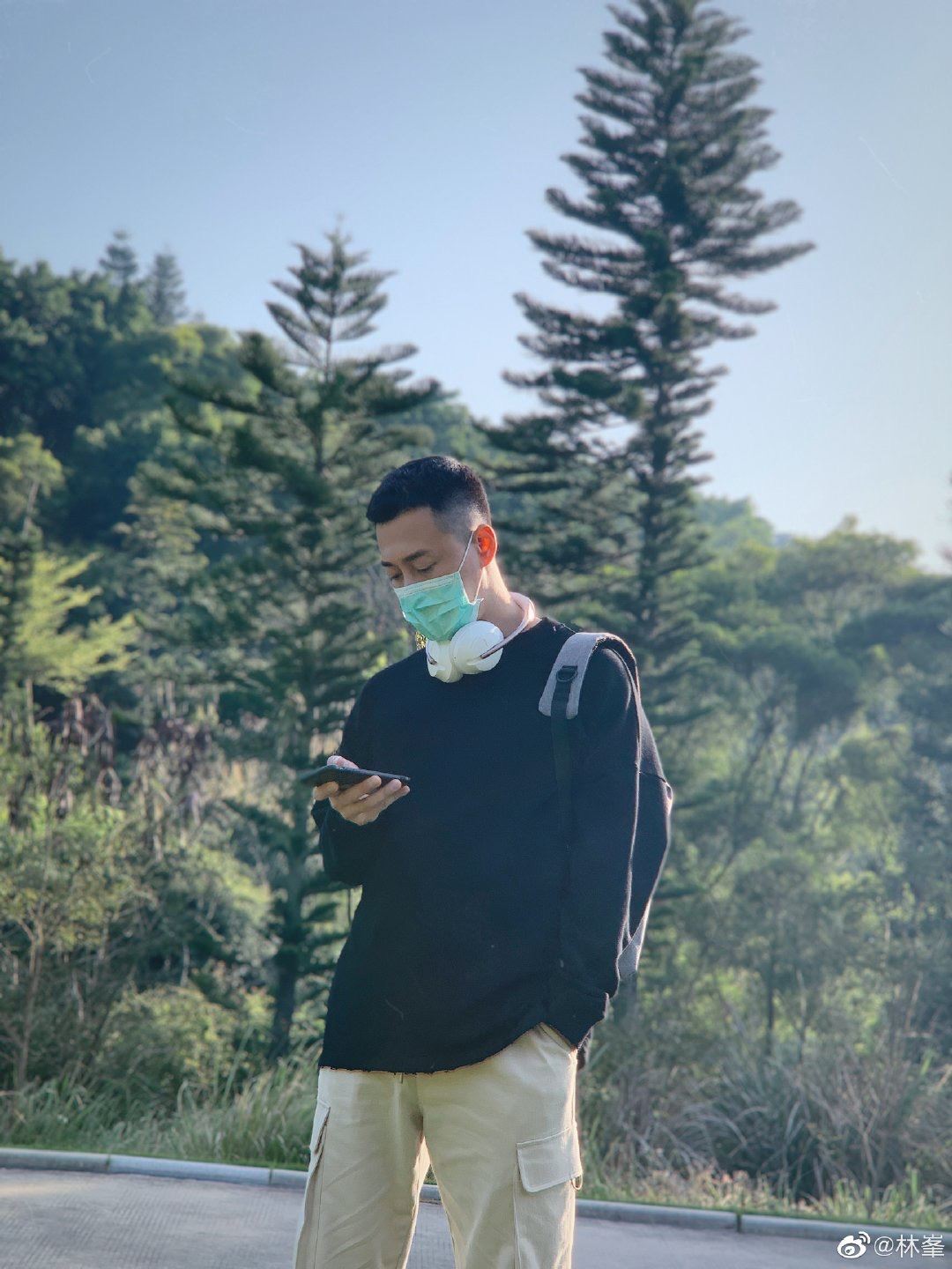 超恩爱！林峯戴口罩郊外野餐，老婆张馨月疯狂拍老公！