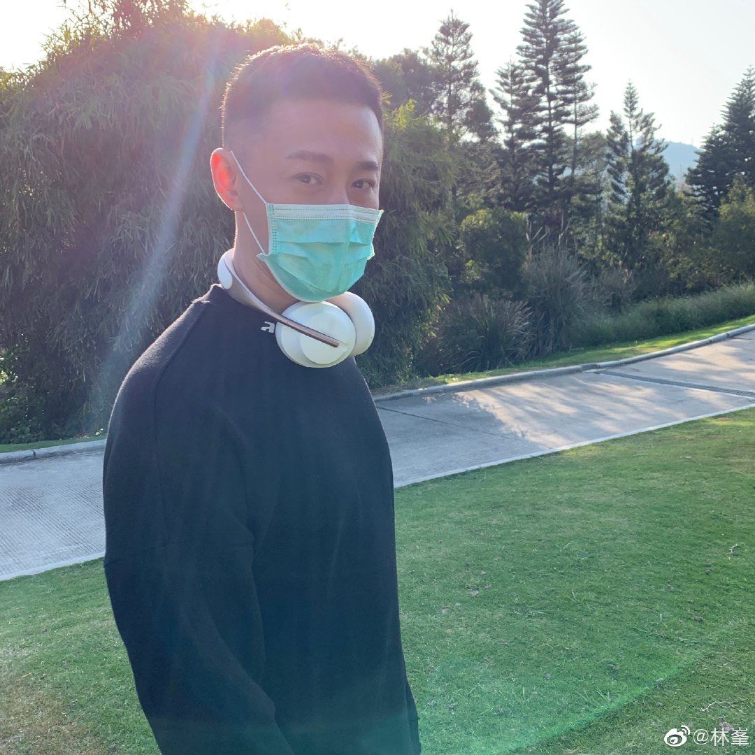 超恩爱！林峯戴口罩郊外野餐，老婆张馨月疯狂拍老公！