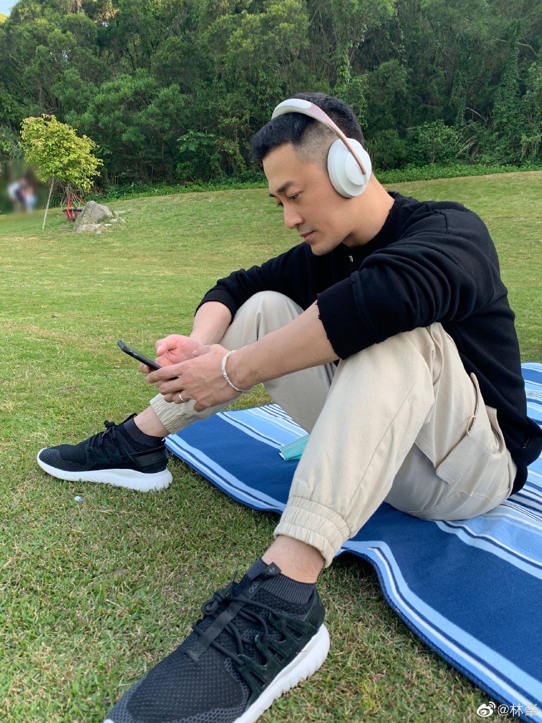 超恩爱！林峯戴口罩郊外野餐，老婆张馨月疯狂拍老公！