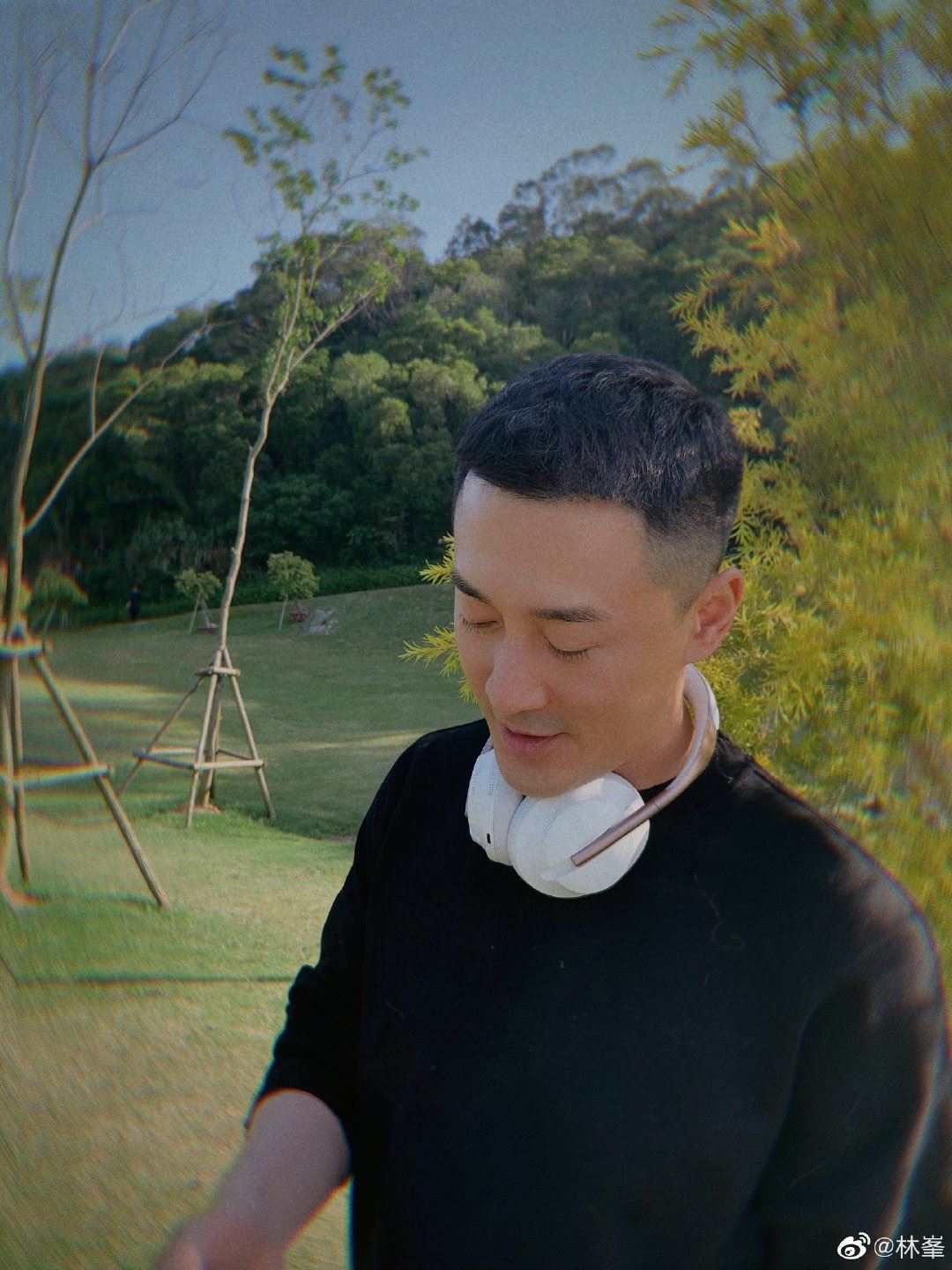 超恩爱！林峯戴口罩郊外野餐，老婆张馨月疯狂拍老公！