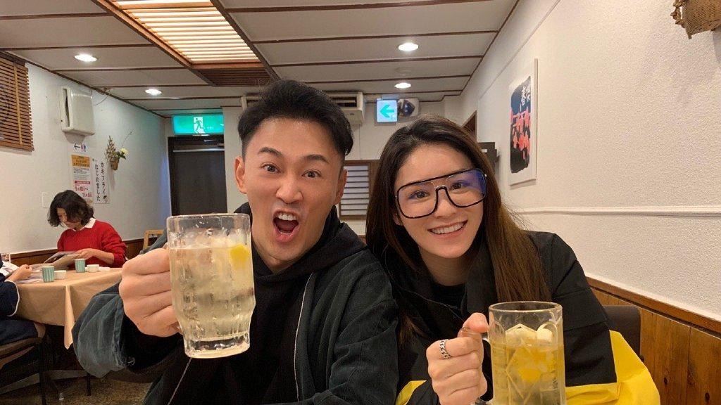 超恩爱！林峯戴口罩郊外野餐，老婆张馨月疯狂拍老公！