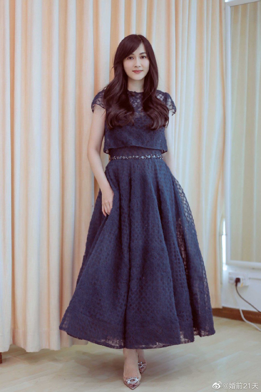 超恩爱！吴尊陪老婆一起试婚纱，还搞怪摆出兰花指！