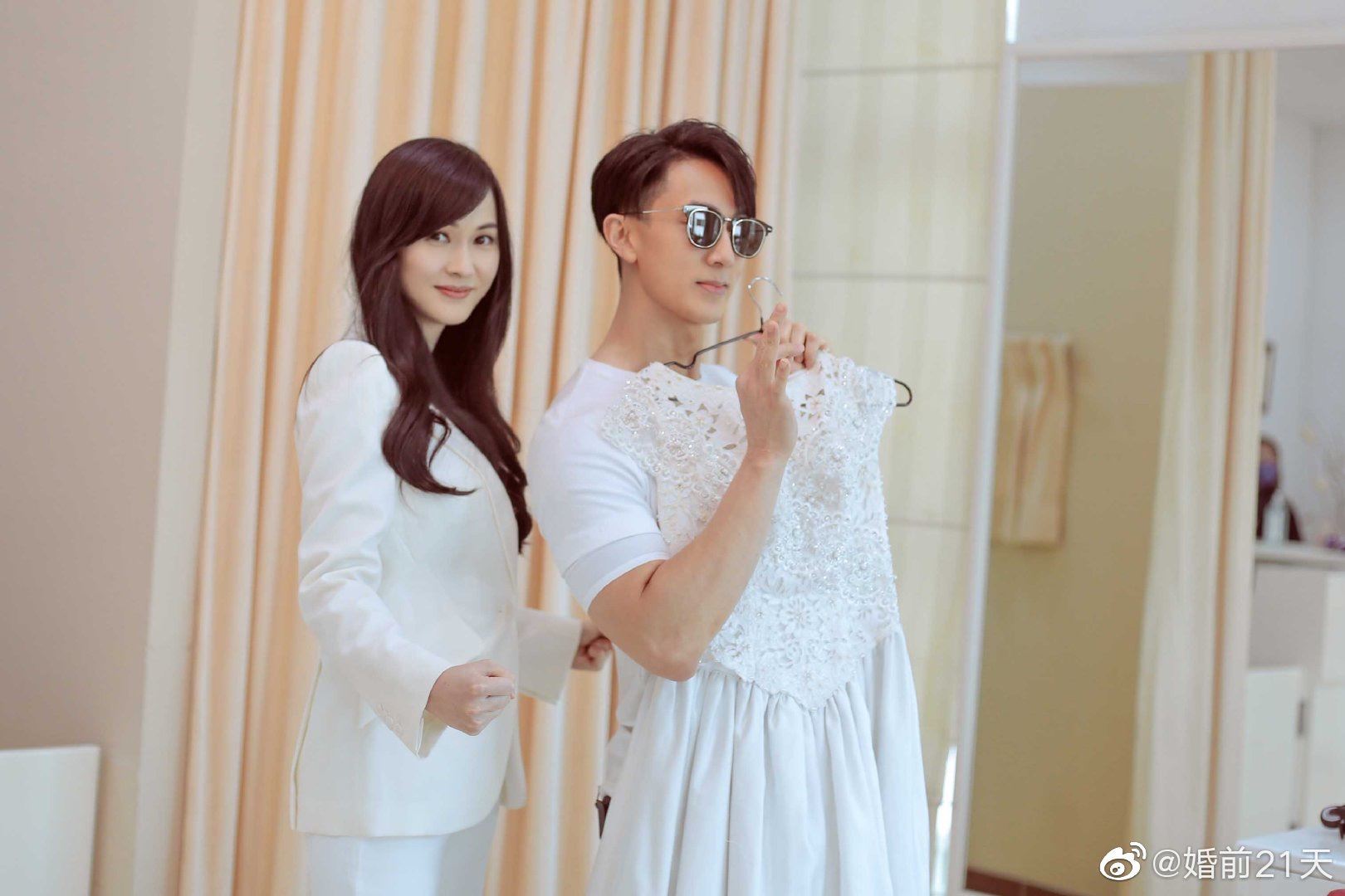 超恩爱！吴尊陪老婆一起试婚纱，还搞怪摆出兰花指！