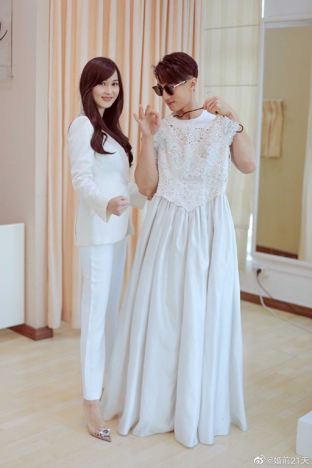 超恩爱！吴尊陪老婆一起试婚纱，还搞怪摆出兰花指！