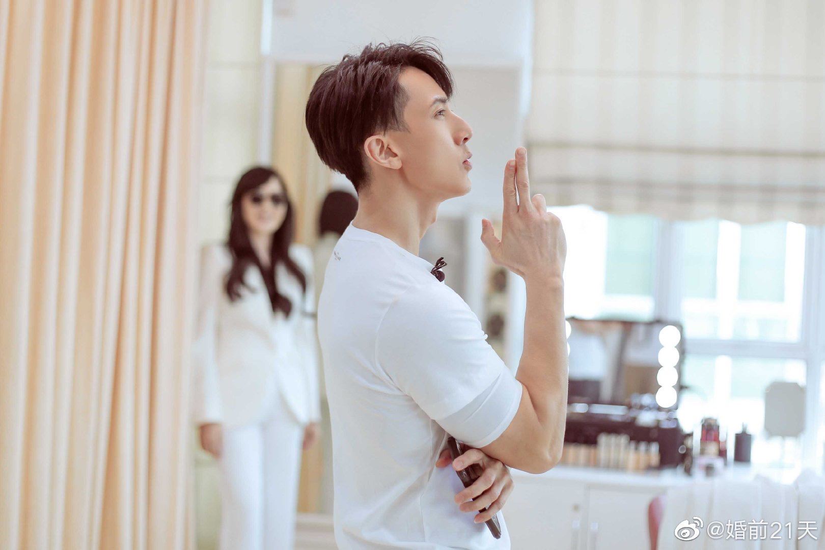 超恩爱！吴尊陪老婆一起试婚纱，还搞怪摆出兰花指！