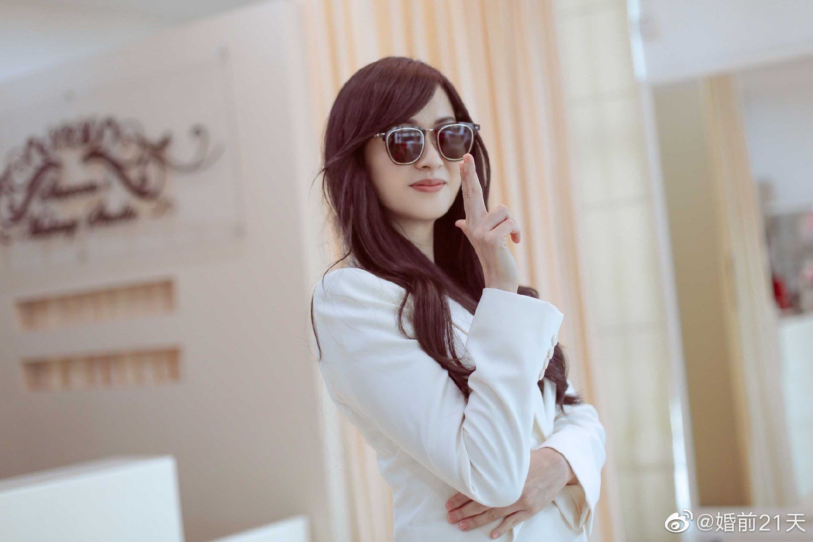 超恩爱！吴尊陪老婆一起试婚纱，还搞怪摆出兰花指！