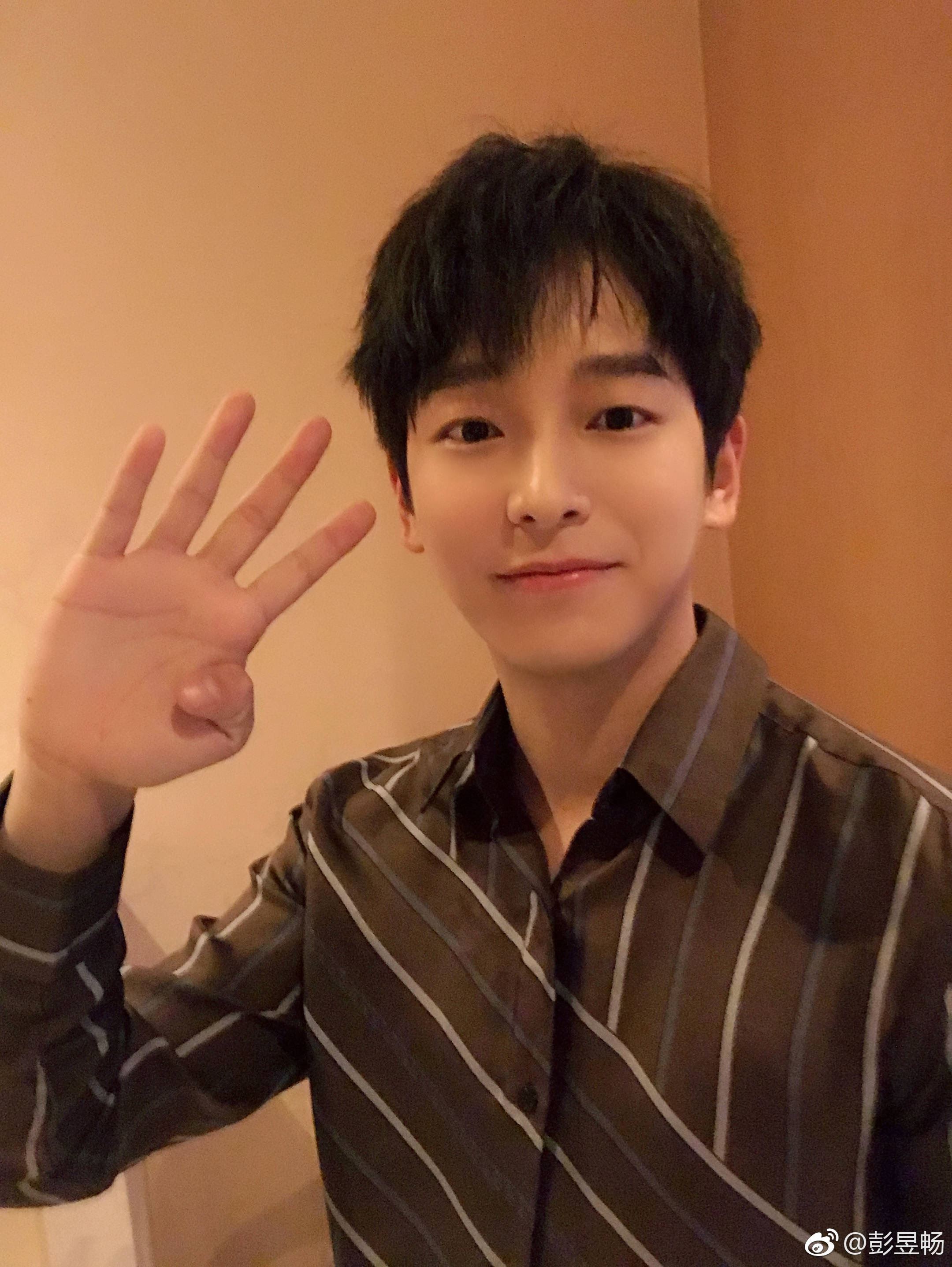 彭昱畅大方承认恋情,可是女方不是张婧仪!