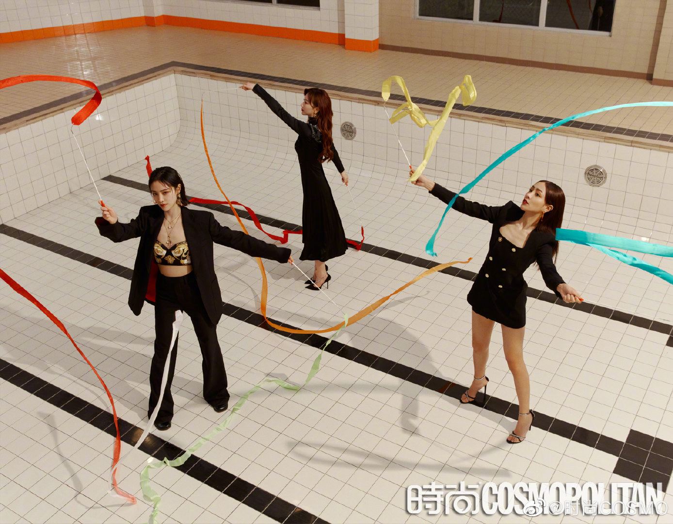 《青春有你2》前九训练生杂志大片曝光！ 虞书欣露肩刘雨昕展侧颜