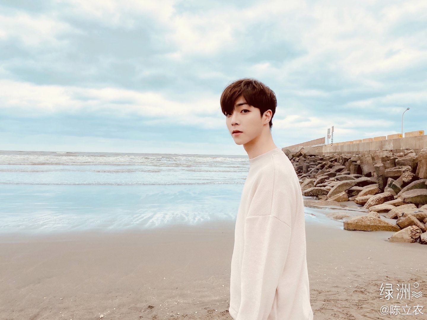 超帅！陈立农分享帅气近照，享受海风眼神超迷人！