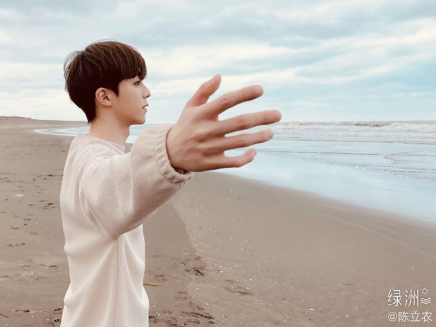 超帅！陈立农分享帅气近照，享受海风眼神超迷人！