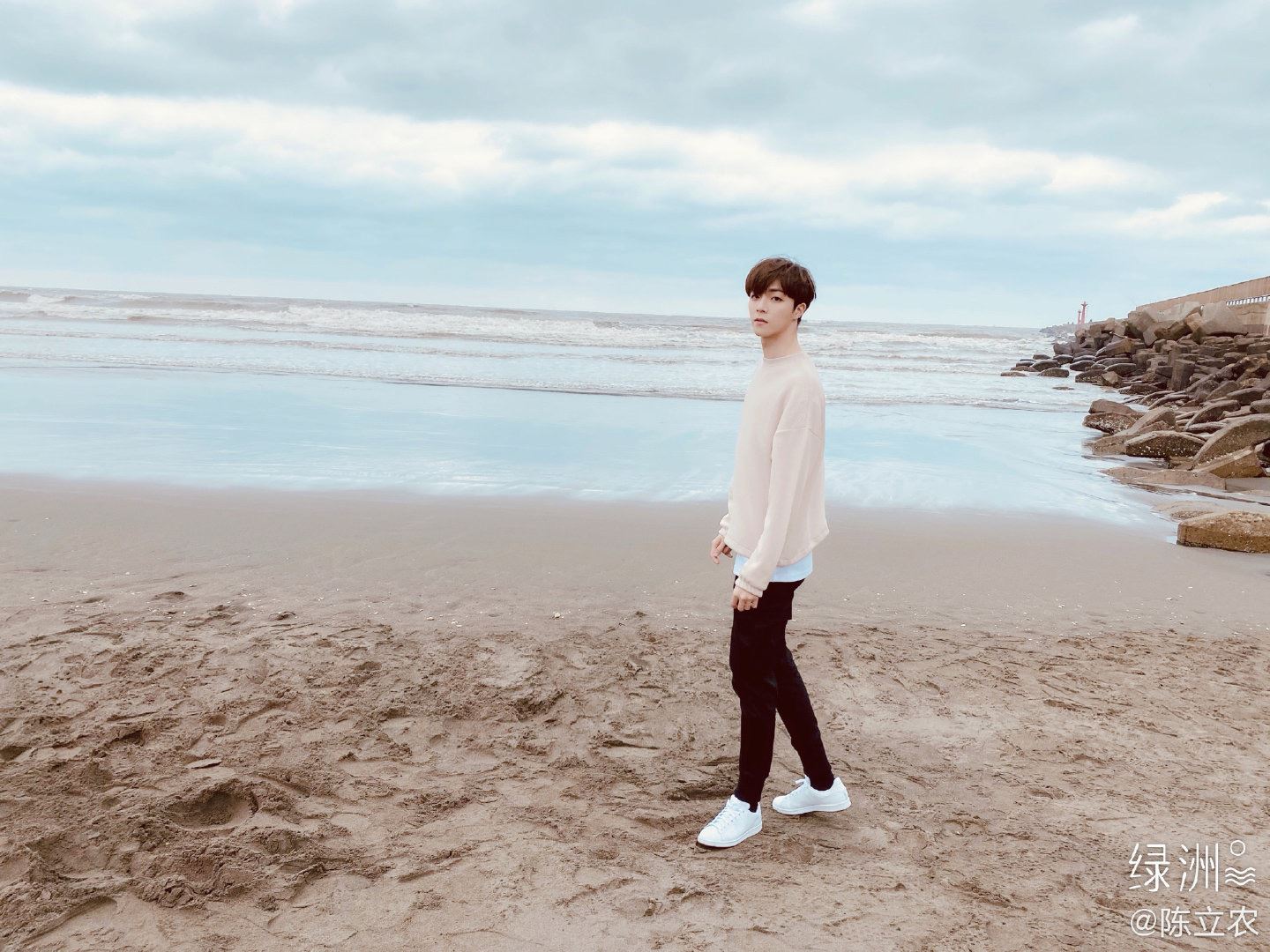 超帅！陈立农分享帅气近照，享受海风眼神超迷人！