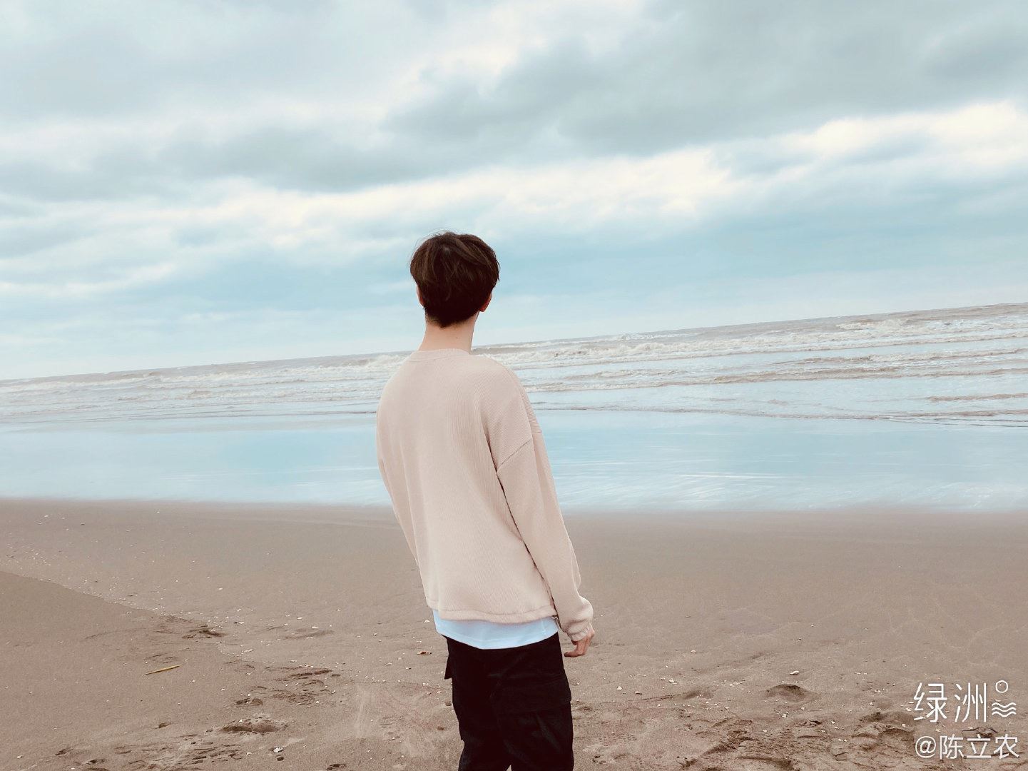 超帅！陈立农分享帅气近照，享受海风眼神超迷人！