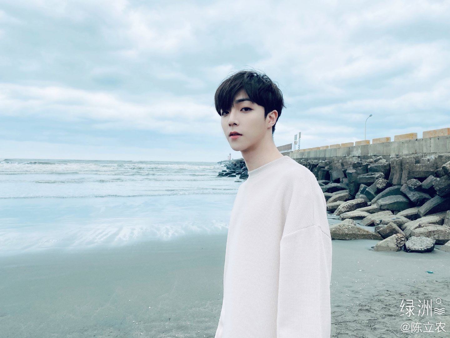 超帅！陈立农分享帅气近照，享受海风眼神超迷人！