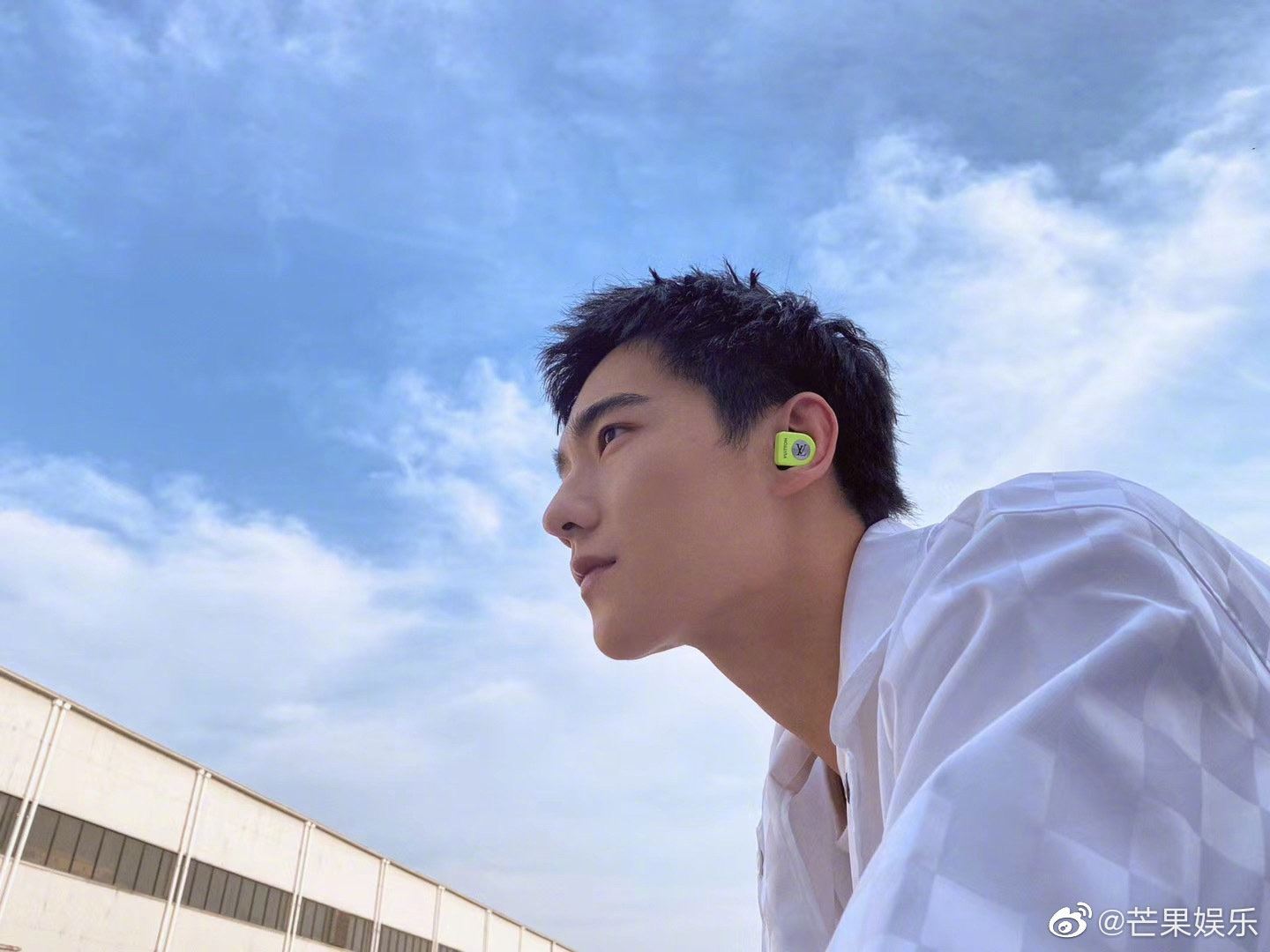 超帅!杨洋晒天台吹风侧脸照,网友:记得多多营业