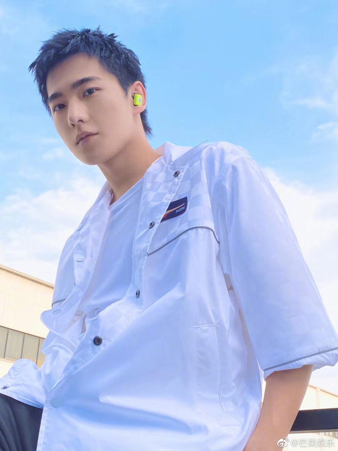 超帅!杨洋晒天台吹风侧脸照,网友:记得多多营业