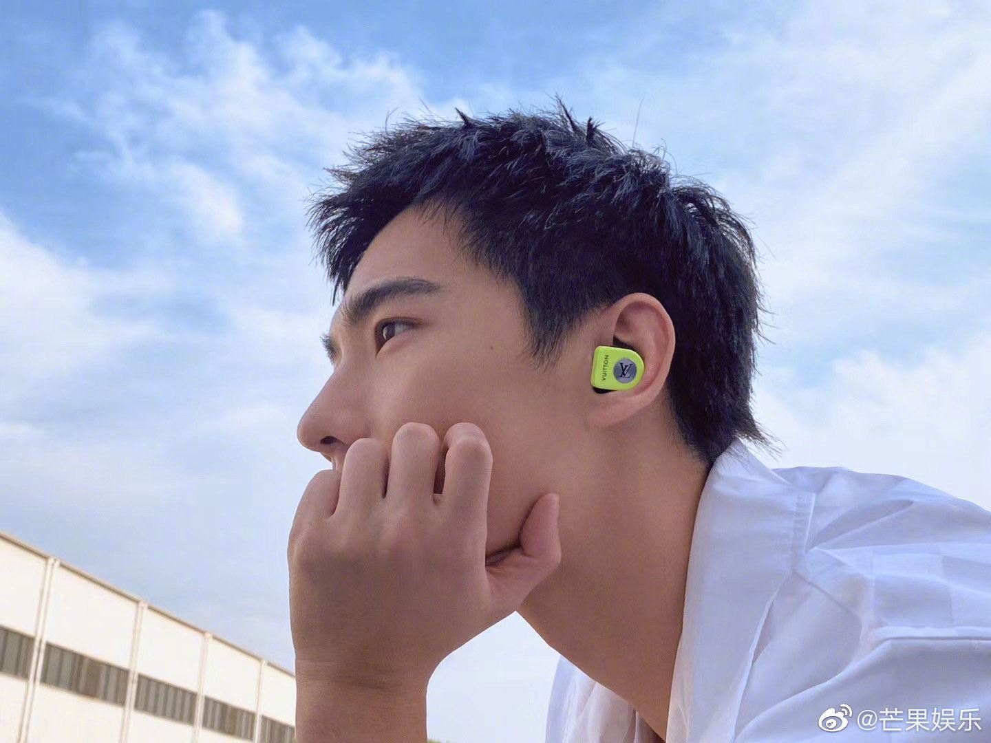 超帅!杨洋晒天台吹风侧脸照,网友:记得多多营业