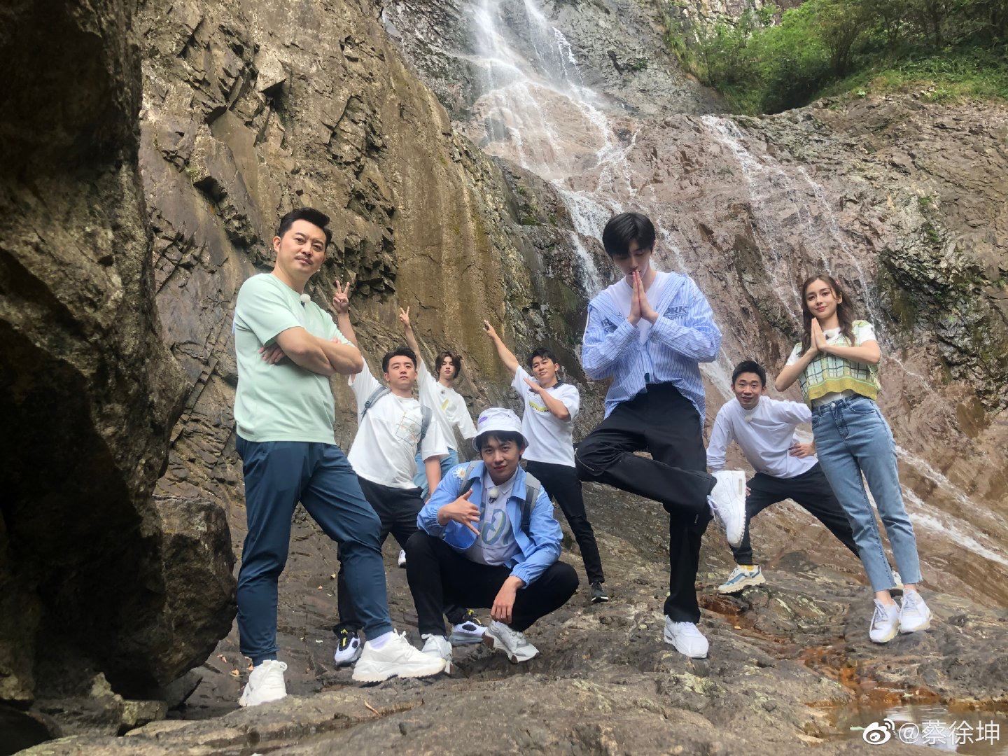 【多图】蔡徐坤晒跑男团合照，与沙溢同框被网民指像两父子！