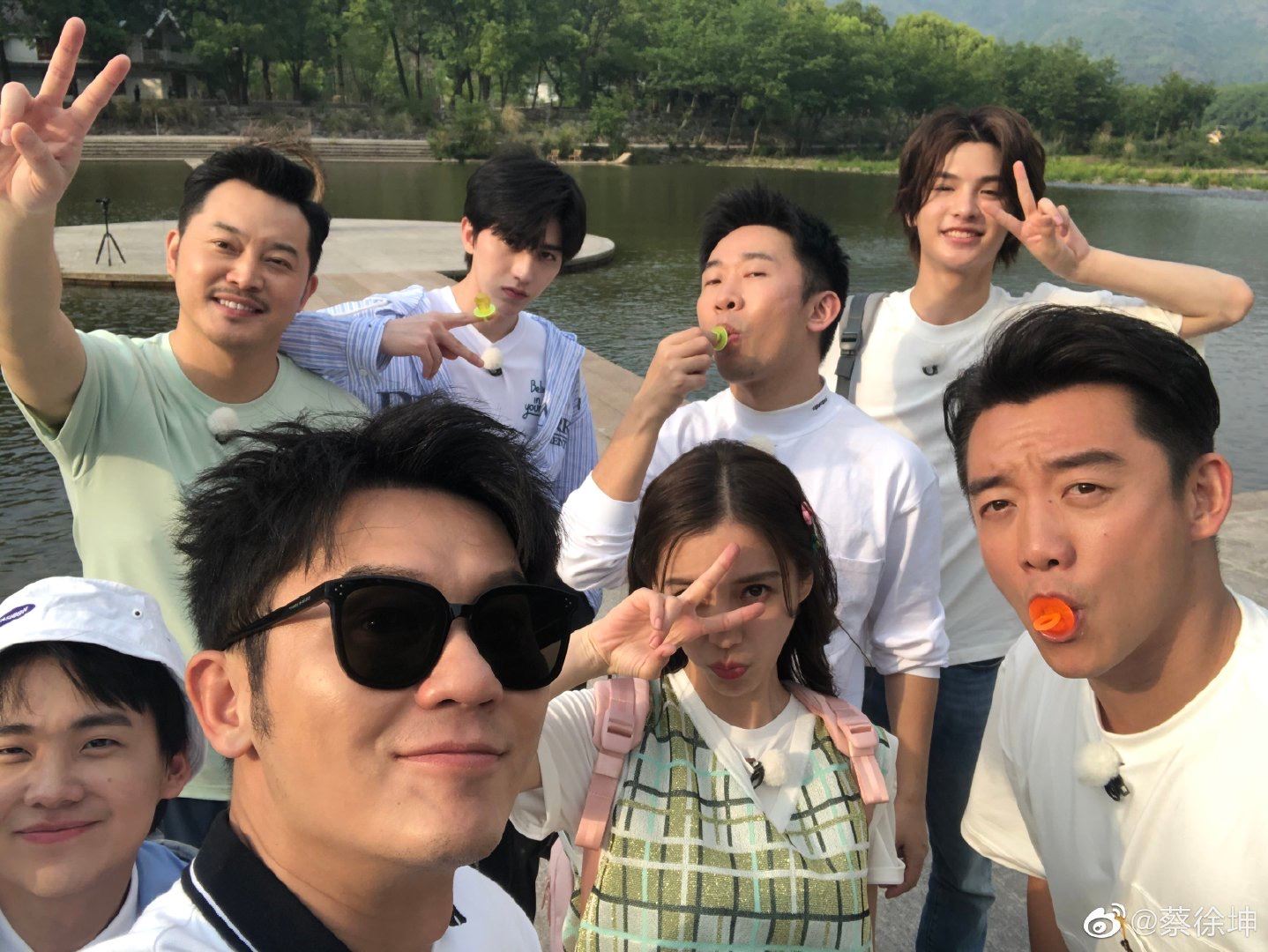 【多图】蔡徐坤晒跑男团合照，与沙溢同框被网民指像两父子！