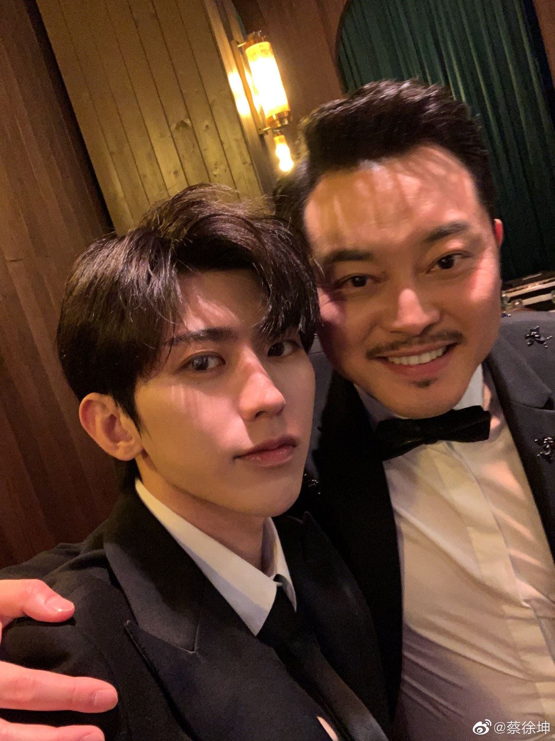 【多图】蔡徐坤晒跑男团合照，与沙溢同框被网民指像两父子！
