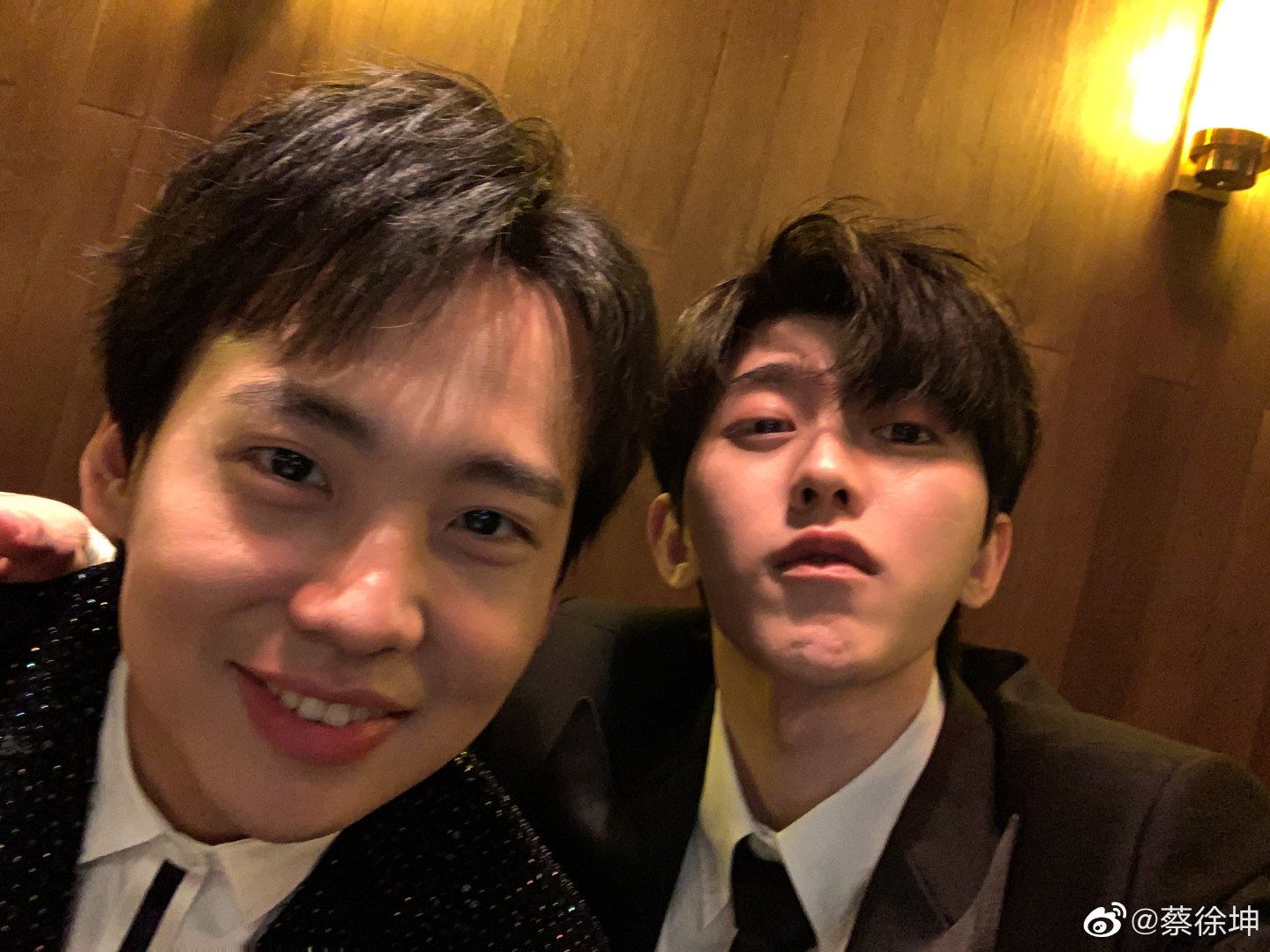 【多图】蔡徐坤晒跑男团合照，与沙溢同框被网民指像两父子！