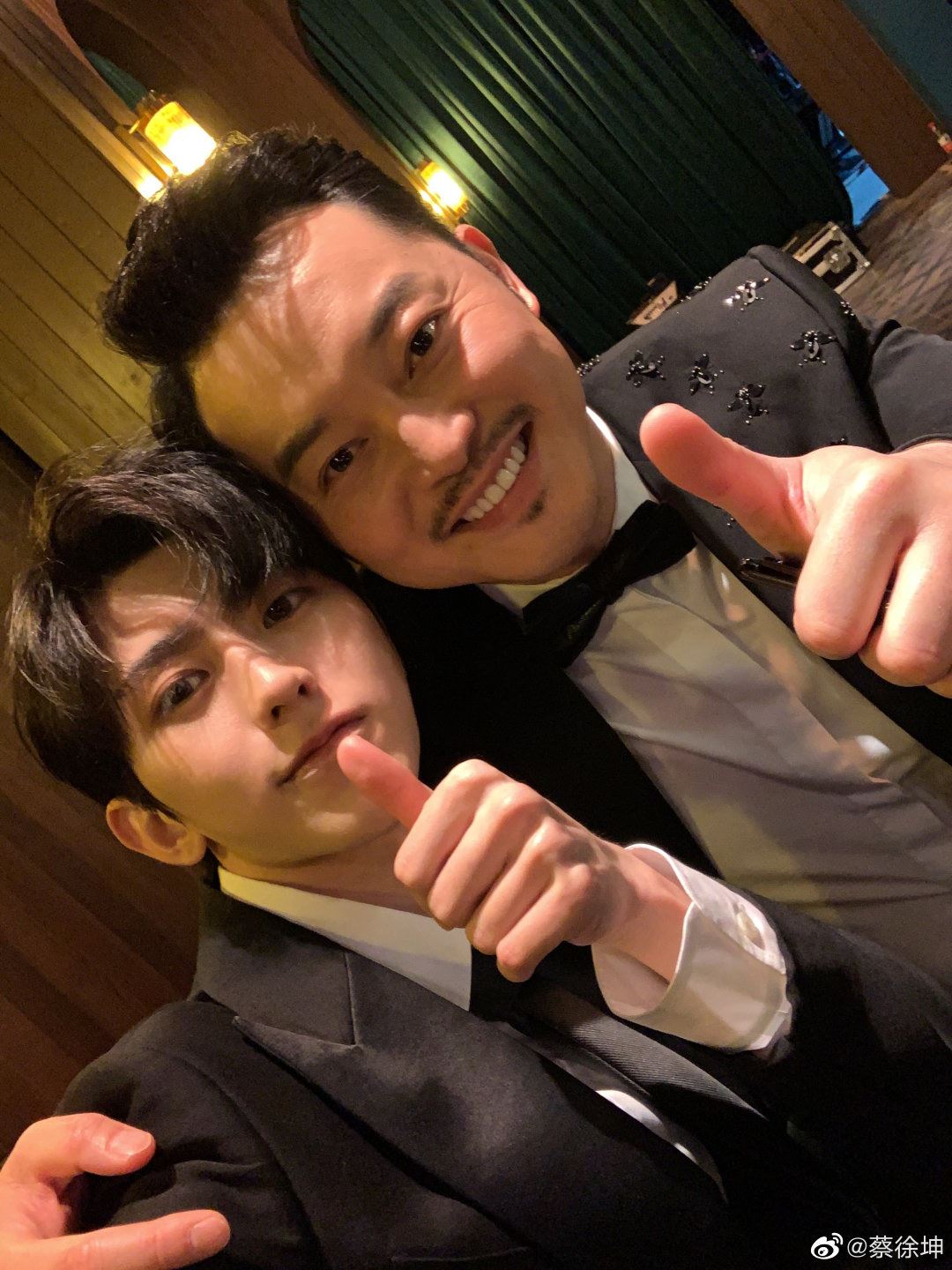 【多图】蔡徐坤晒跑男团合照，与沙溢同框被网民指像两父子！