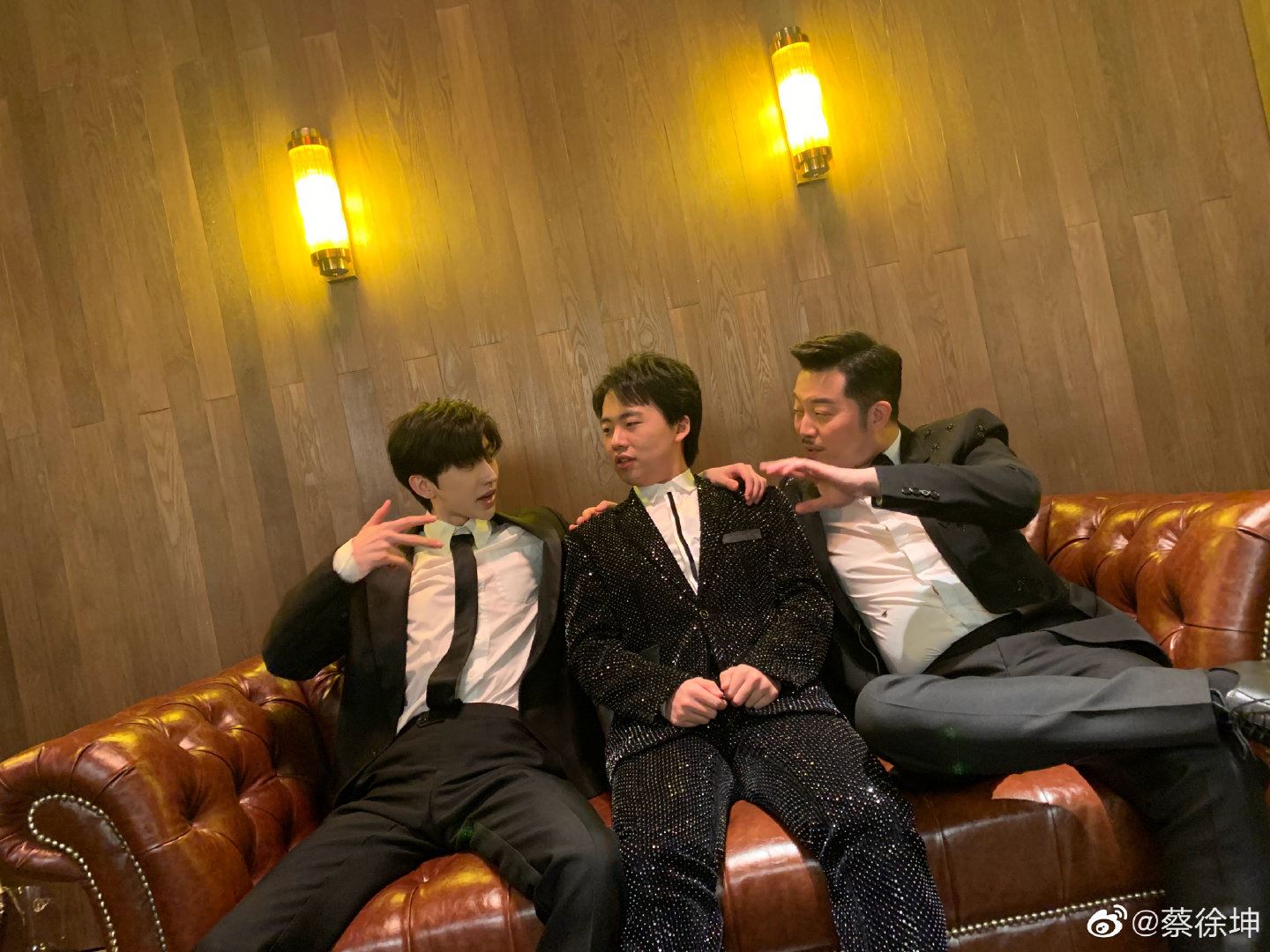 【多图】蔡徐坤晒跑男团合照，与沙溢同框被网民指像两父子！