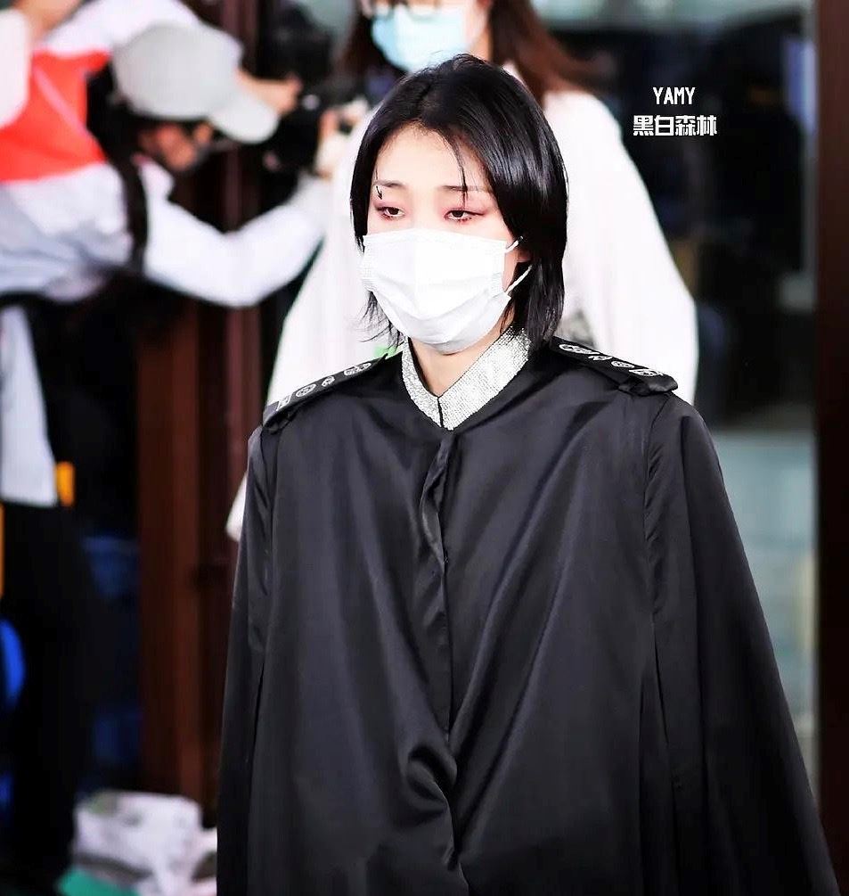 【多图】火箭少女101变身暗黑系女孩,挑战烟熏妆来个眼神杀!超好看!