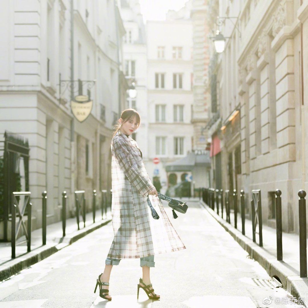 陈乔恩晒街拍美照大秀长腿，女模般姿势气场十足！