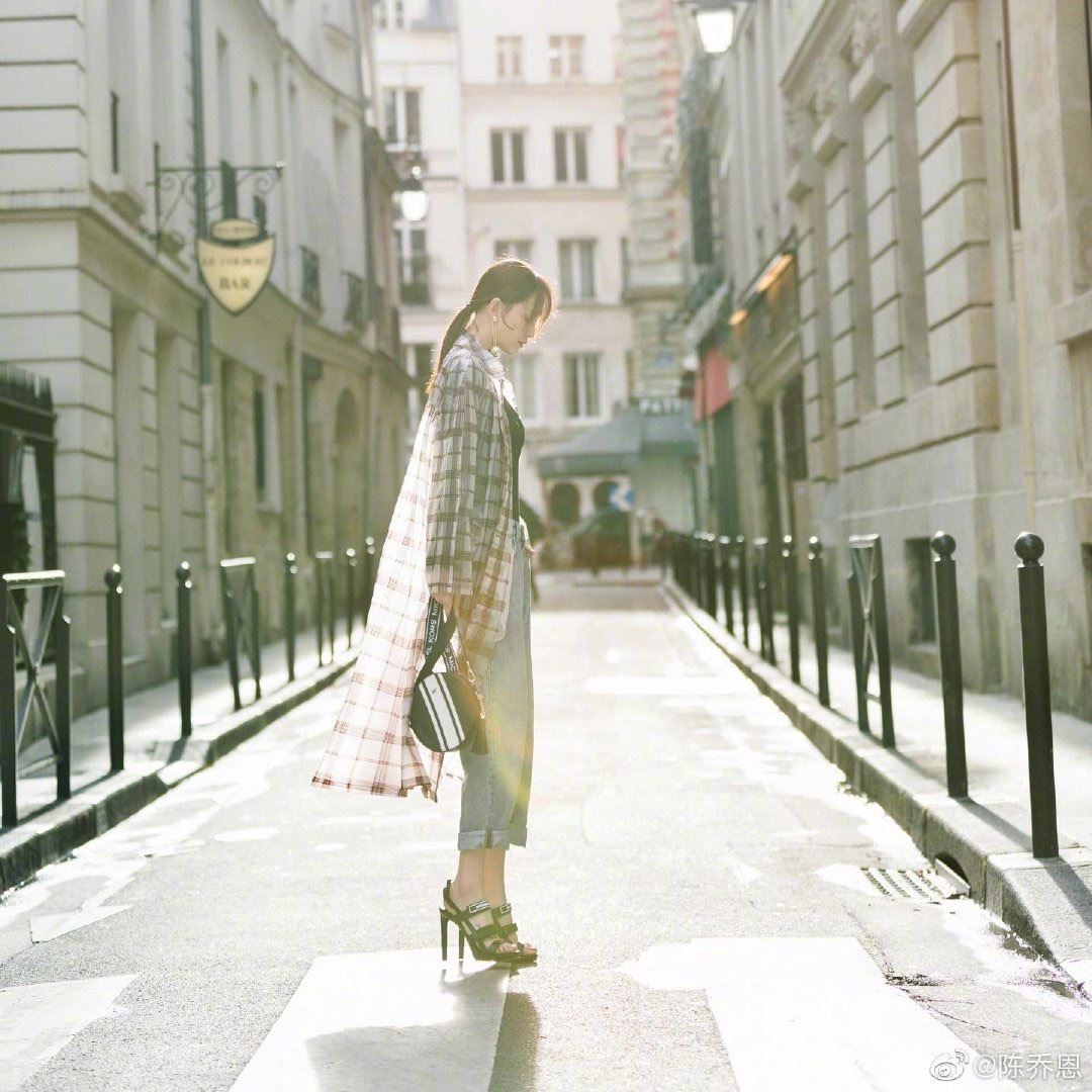 陈乔恩晒街拍美照大秀长腿，女模般姿势气场十足！