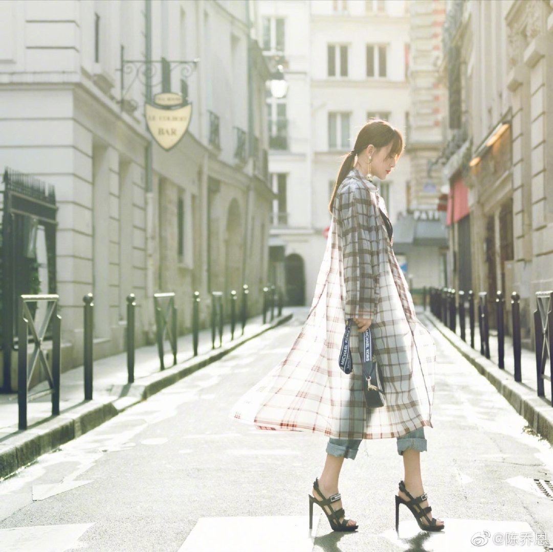 陈乔恩晒街拍美照大秀长腿，女模般姿势气场十足！