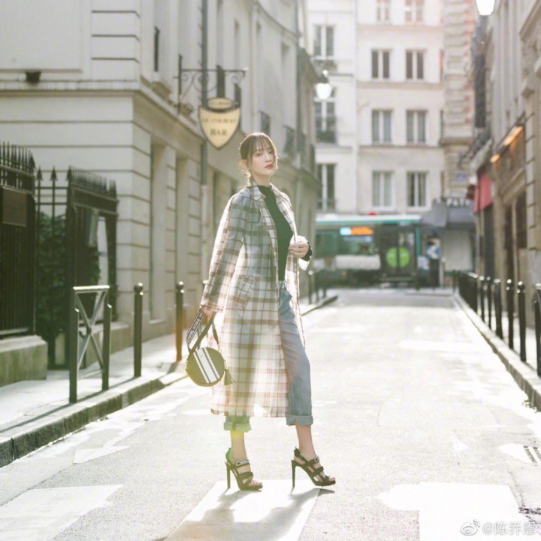 陈乔恩晒街拍美照大秀长腿，女模般姿势气场十足！