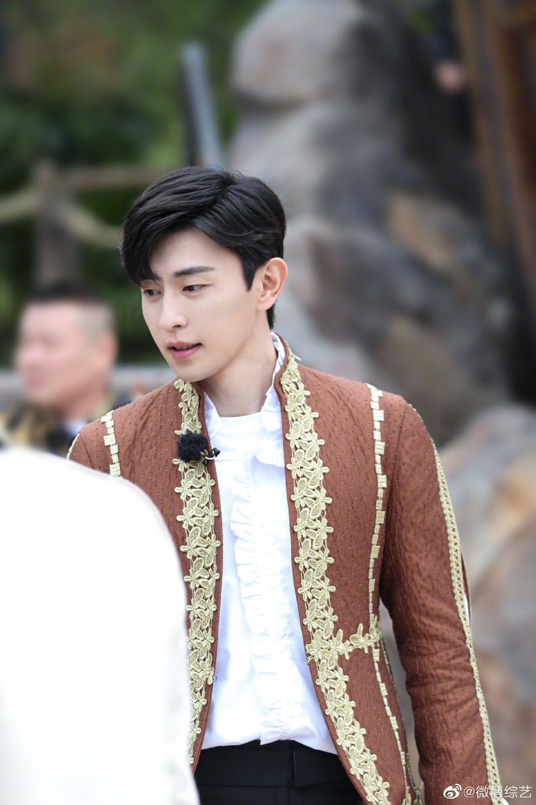 【极限挑战6】邓伦一身王子装登场，一副贵气少爷模样，超帅！