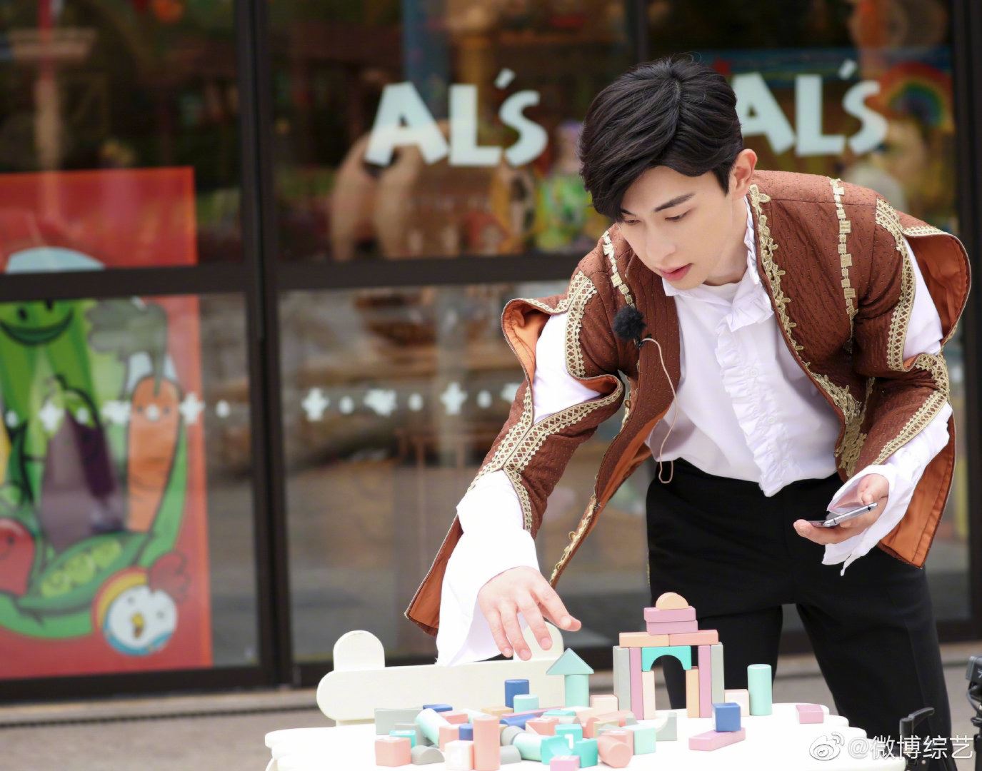 【极限挑战6】邓伦一身王子装登场，一副贵气少爷模样，超帅！