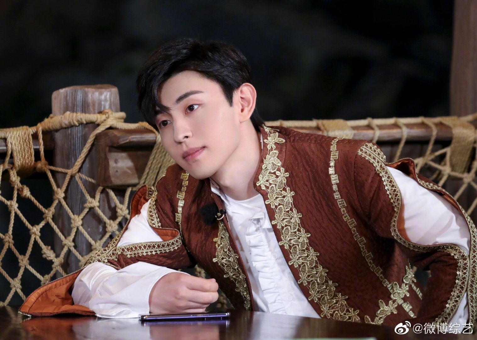 【极限挑战6】邓伦一身王子装登场，一副贵气少爷模样，超帅！