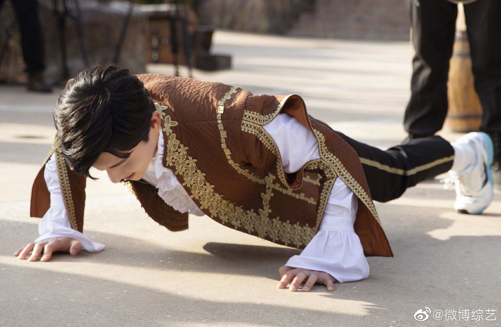 【极限挑战6】邓伦一身王子装登场，一副贵气少爷模样，超帅！