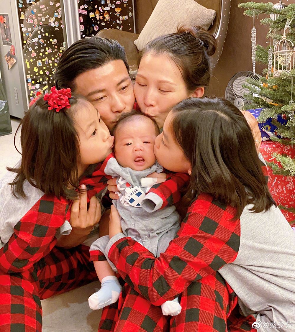 蔡少芬为老公张晋庆生，分享子女刚出生的照片：我把命都给你！