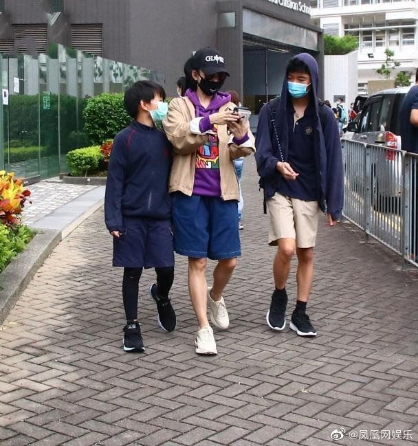 张柏芝接儿子放学，12岁lucas身高超越妈妈，扮酷超像谢霆锋！