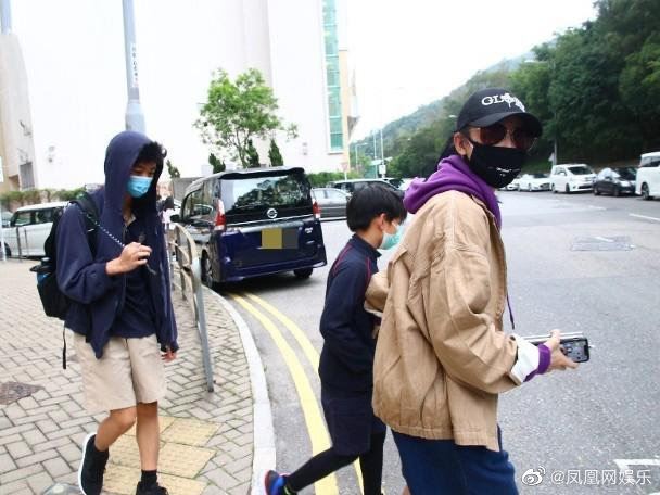 张柏芝接儿子放学，12岁lucas身高超越妈妈，扮酷超像谢霆锋！