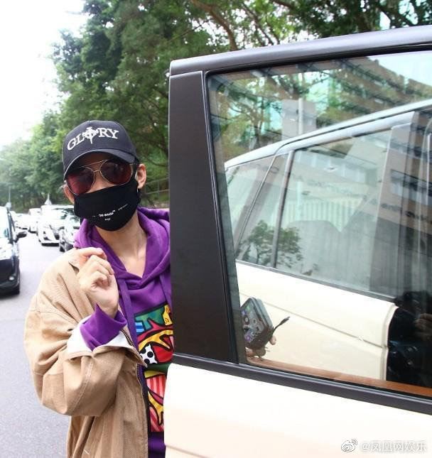 张柏芝接儿子放学，12岁lucas身高超越妈妈，扮酷超像谢霆锋！