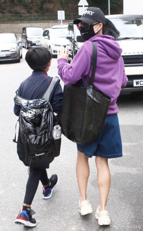 张柏芝接儿子放学，12岁lucas身高超越妈妈，扮酷超像谢霆锋！