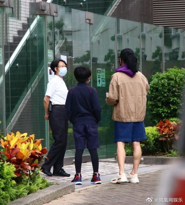 张柏芝接儿子放学，12岁lucas身高超越妈妈，扮酷超像谢霆锋！